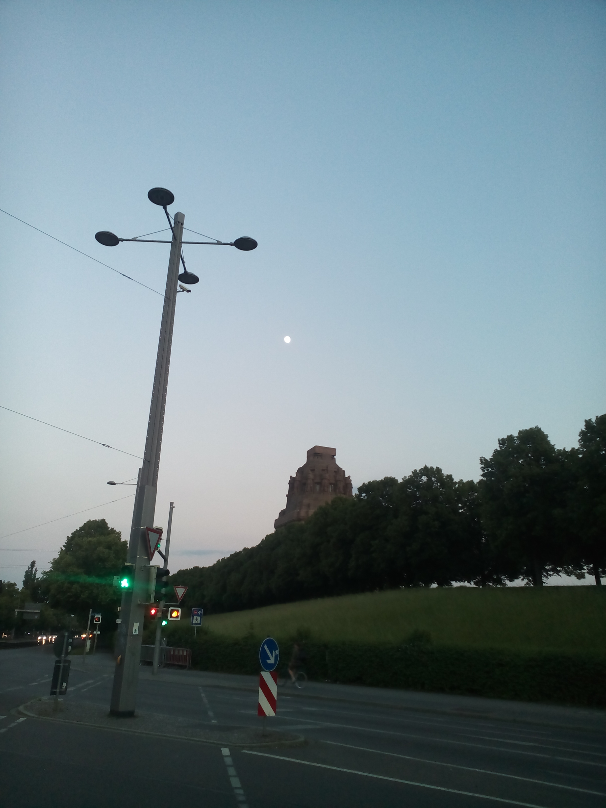 Völkerschlachtdenkmal mit fast vollem Mond